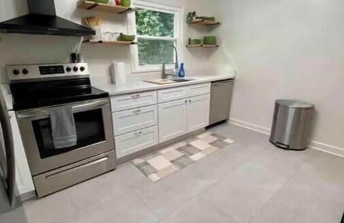 Speedway House | Minutes from Indy Motor Speedway - Dog friendly - Fully fenced yard