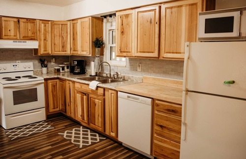 Steelville House | Minutes from Mt trails & River - 3 Bedroom House - Sleeps 7