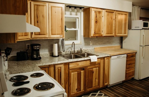 Steelville House | Minutes from Mt trails & River - 3 Bedroom House - Sleeps 7