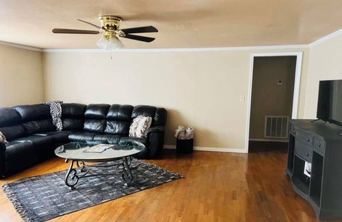 Mid America House | Minutes from Oaklawn Racing and Gaming historical downtown Hot Springs and lakes