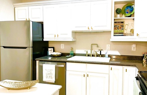 Oxford Condo | Minutes from Ole Miss Campus! Gated Community with Pool! Vibrant Unique Décor!