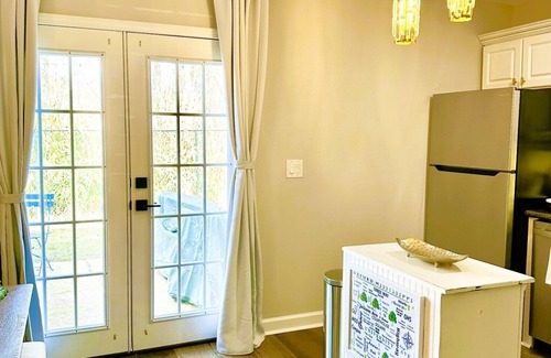 Oxford Condo | Minutes from Ole Miss Campus! Gated Community with Pool! Vibrant Unique Décor!