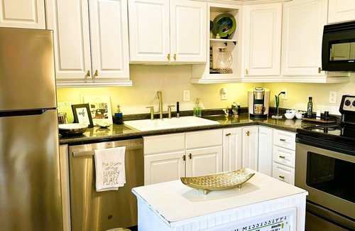 Oxford Condo | Minutes from Ole Miss Campus! Gated Community with Pool! Vibrant Unique Décor!