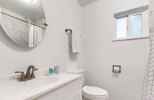 Hilltop Apartment | Minutes from Tacoma General, UW Tacoma and Downtown Tacoma