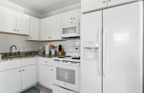 Whitney Beach Condo | Minutes to Anna Maria - Canal Hangout Onsite Apartment