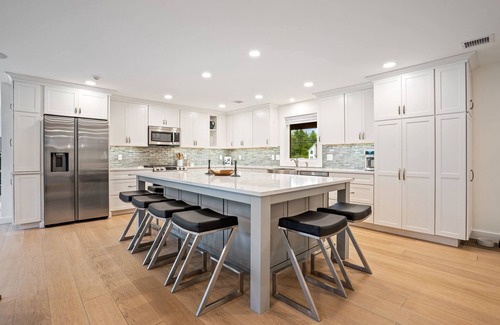 Southern Coast House | Minutes to Beaches, Fenced In Yard & Deck, Chefs Kitchen, Beautiful Modern Home