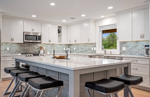 Southern Coast House | Minutes to Beaches, Fenced In Yard & Deck, Chefs Kitchen, Beautiful Modern Home