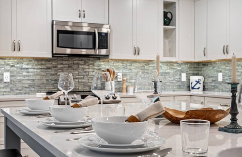 Southern Coast House | Minutes to Beaches, Fenced In Yard & Deck, Chefs Kitchen, Beautiful Modern Home