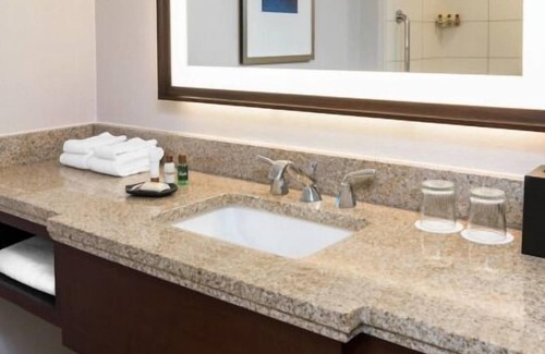 Pinch District House | Minutes to Beale Street! On-Site Restaurant and Bar, Pet-Friendly Property