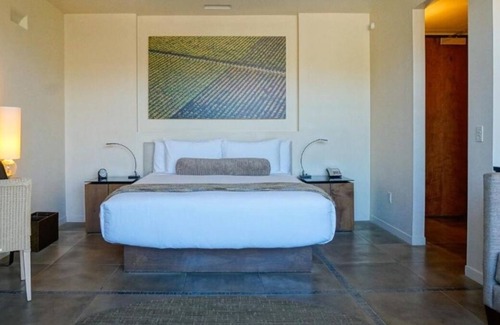 Yountville House | Minutes to Hailstone Vineyards and Napa Valley Balloons! Rooftop Pool, Parking!