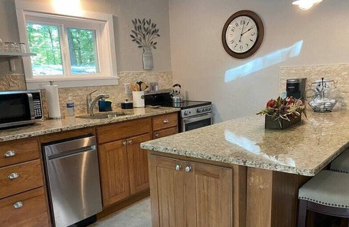 White Mills Cottage | Minutes To Lake Wallenpaupack, Hot Tub, Fire Pit