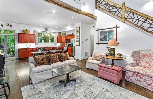Highlands Cottage | Minutes to town! Mountain chic/waters swim hole firepit. Game room and porches!