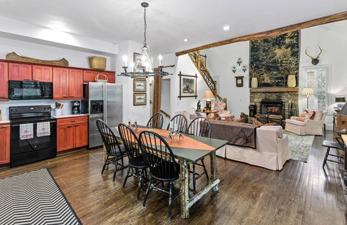 Highlands Cottage | Minutes to town! Mountain chic/waters swim hole firepit. Game room and porches!