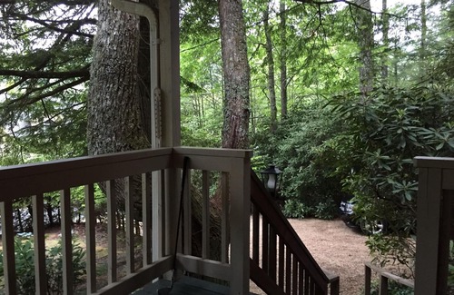 Highlands Cottage | Minutes To Town, Wooded 2 Acre Retreat