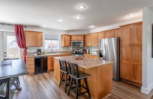 Moses Lake House | Minutes to world class Sand Dunes, Surf'n'Slide 5 star waterpark & sandy beaches