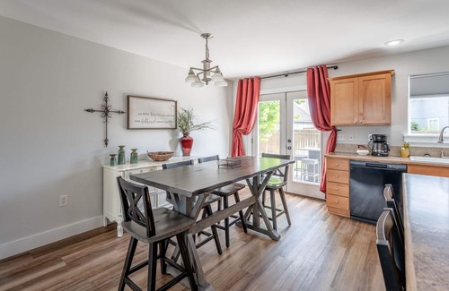 Moses Lake House | Minutes to world class Sand Dunes, Surf'n'Slide 5 star waterpark & sandy beaches