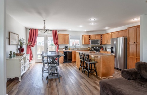 Moses Lake House | Minutes to world class Sand Dunes, Surf'n'Slide 5 star waterpark & sandy beaches