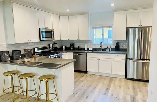 Windsor Square Hotel | Miracle Mile Chic 1 BR Bungalow Apt + Parking