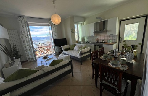 Campino Apartment | Miralago apartment with amazing lake view in Stres