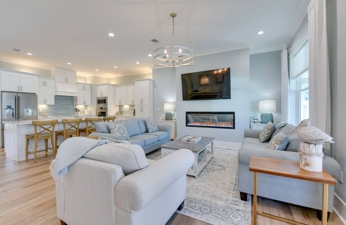 Avalon Beach Estates House | Miramar Beach Getaway w/Pool Access & Fireplace!