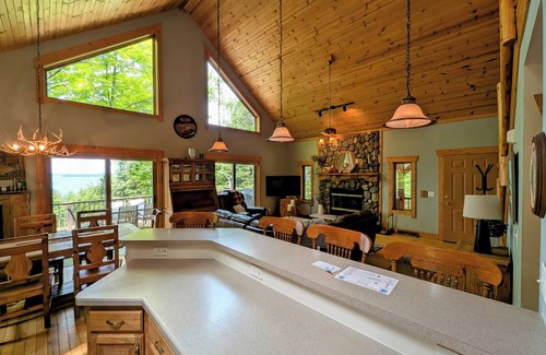 La Pointe House | Miriam`s Retreat - Overlooking Lake Superior with Staircase Lake Superior Access!