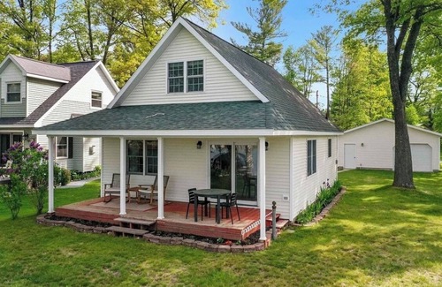 Lake City Cottage | Missaukee Sunset Cottage in Lake City, on Lake Missaukee
