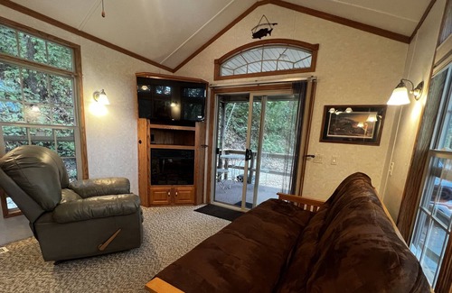 De Soto Cabin | Mississippi View 1 Bedroom & loft 1 Bath Sleeps 4