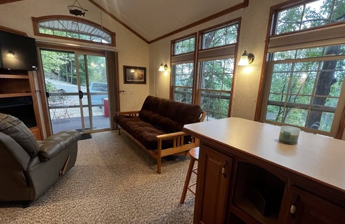 De Soto Cabin | Mississippi View 1 Bedroom & loft 1 Bath Sleeps 4