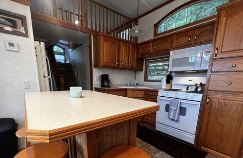 De Soto Cabin | Mississippi View 1 Bedroom & loft 1 Bath Sleeps 4