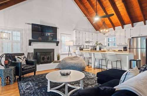 Milledgeville House | Misty Cove Sleeps 6, Private Dock & Great Fishing