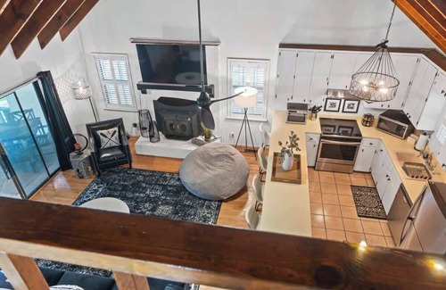 Milledgeville House | Misty Cove Sleeps 6, Private Dock & Great Fishing