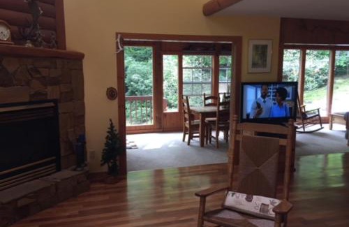 Cullowhee House | Misty Falls Hideaway