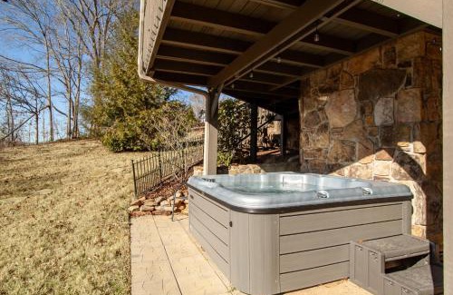 Ashley Oaks House | Misty Lake Hot Tub w Lake Access
