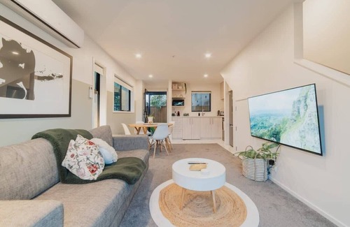 Christchurch City Centre House | Misty Meadows Manor - Your Urban Oasis