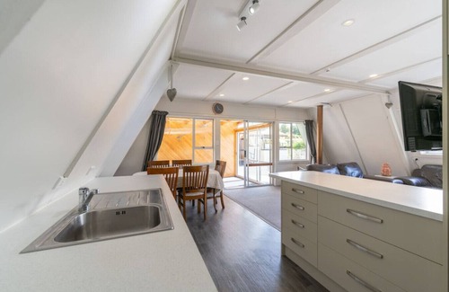 Te Anau House | Misty Mountain Retreat