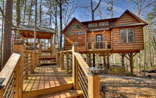 Morganton House | Misty Mountain Treehouse - Luxurious Mountain Views, Hot Tub, Pet Friendly, Porch Swing - Morganton, GA