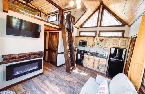 Morganton House | Misty Mountain Treehouse - Luxurious Mountain Views, Hot Tub, Pet Friendly, Porch Swing - Morganton, GA