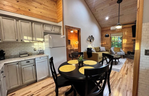 West Jefferson Cabin | Misty Pine Place newly built Cabin/Fire-Pit/Hiking