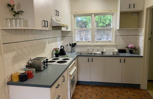 Mitcham House | Mitcham Station Queen Bed Room Shared Bathroom