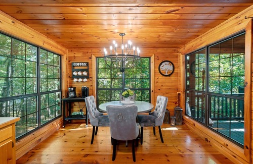 Blue Ridge Cabin | MJ's Beary Cozy Cabin. Hot tub, Fire pit Fireplace