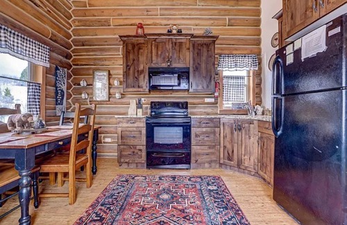 Alton Cabin | MJ's CabinnLocated on a Hill Top Near Zion and Bryce Canyon. Pet Friendly.