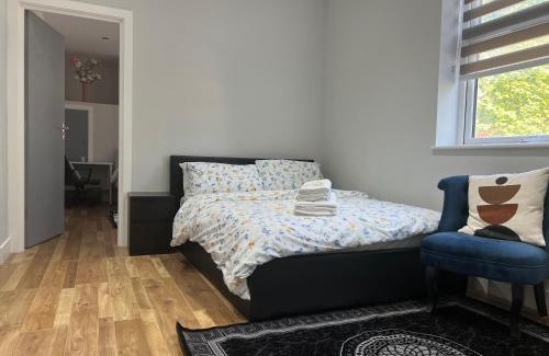 Walpole Apartment | MJ Serviced Apartment up to 6 Guest - Luxurious living in West London next to Tube station & Central London