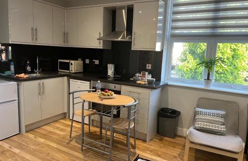 Walpole Apartment | MJ Serviced Apartment up to 6 Guest - Luxurious living in West London next to Tube station & Central London