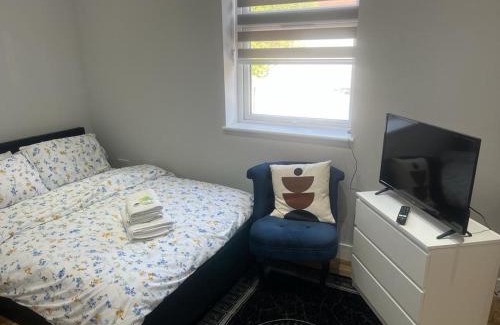 Walpole Apartment | MJ Serviced Apartment up to 6 Guest - Luxurious living in West London next to Tube station & Central London