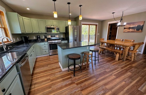 Bretton Woods House | ML 'As Seen on TV' 1 mile from skiing, great views, hot tub, fire pit, beach! Dog friendly!