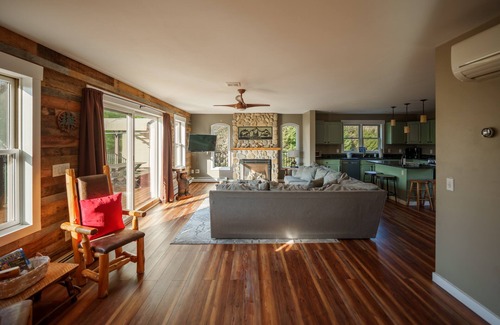 Bretton Woods House | ML 'As Seen on TV' 1 mile from skiing, great views, hot tub, fire pit, beach! Dog friendly!