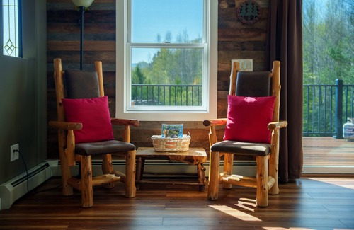 Bretton Woods House | ML 'As Seen on TV' 1 mile from skiing, great views, hot tub, fire pit, beach! Dog friendly!