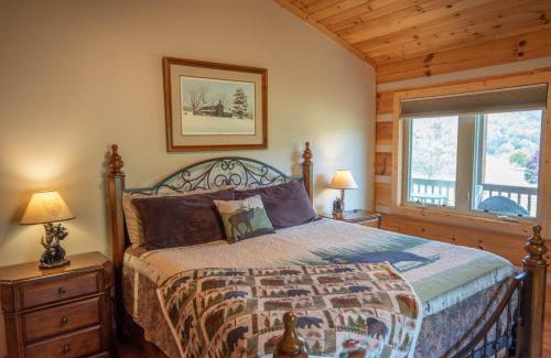 West Jefferson House | Mnt Views, Fire Pit, Hot Tub, Fishing Pond, Sleeps 6