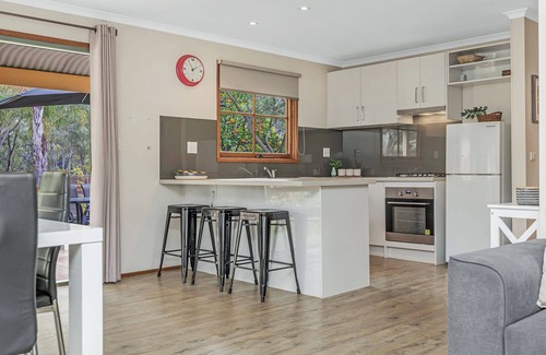 Moama Cabin | Moama Riverfront Escape: Pool, Fun + Space for Everyone!
