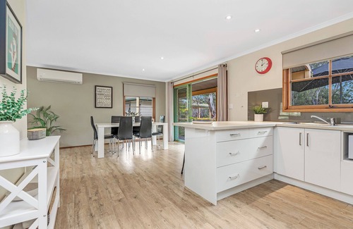 Moama Cabin | Moama Riverfront Escape: Pool, Fun + Space for Everyone!